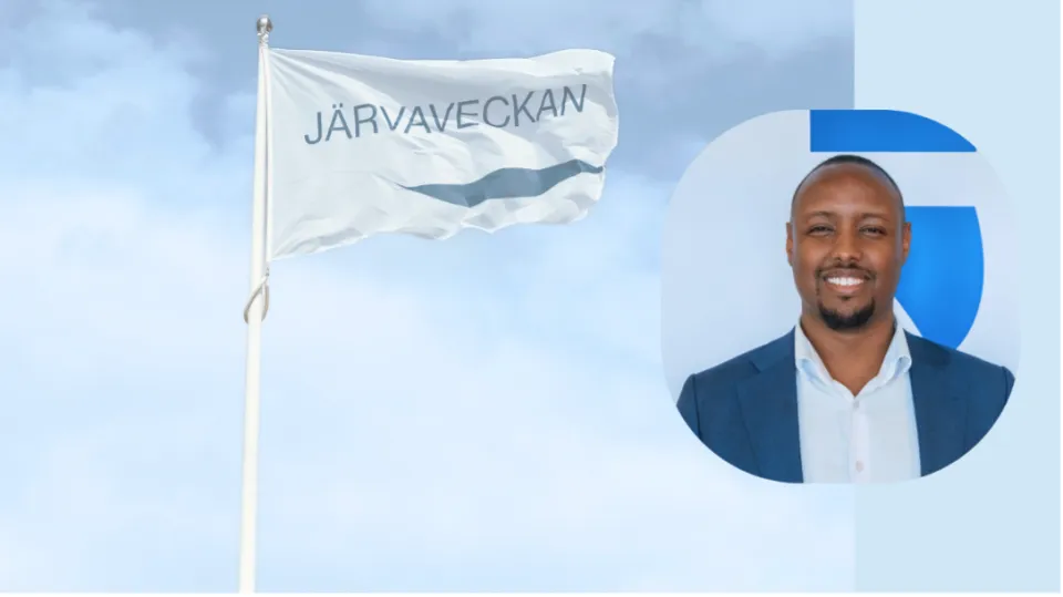 Foto på Ahmed Abdirahman med tillstånd från Stiftelsen Järvaveckan. Bakgrundsbild med Järvaveckans flagga: Järvaveckan/AvandiMediaAb